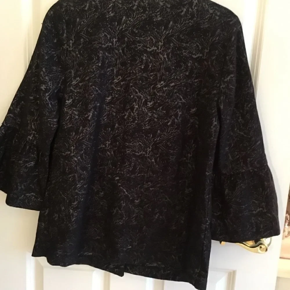 NWT Black/Silver Jacquard Jacket Size M Bell Sleev